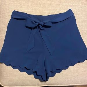Tie knot elastic shorts